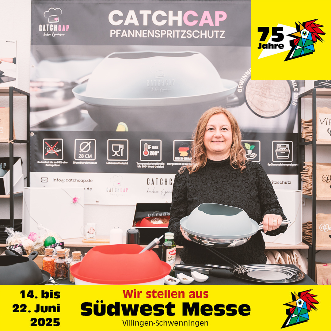 Eine lächelnde Frau präsentiert Geschirr auf der Südwest Messe, vor einem farbenfrohen Stand.